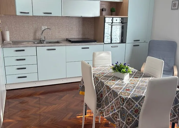 Ivanna Station شقة